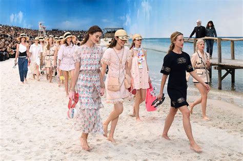 chanel sfilata spiaggia|BEACH TO BOARDWALK SPRING.